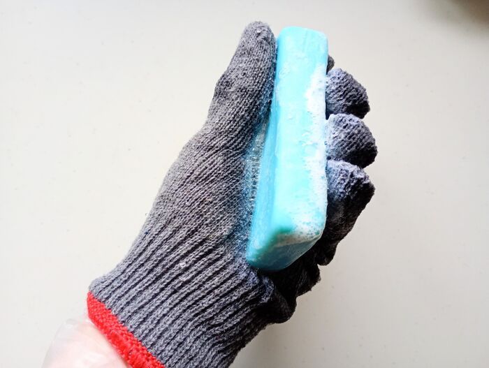 ダウンジャケットの砂汚れは『軍手』落とせる！？噂の方法を検証してみた結果…「これで外遊びも安心♪」