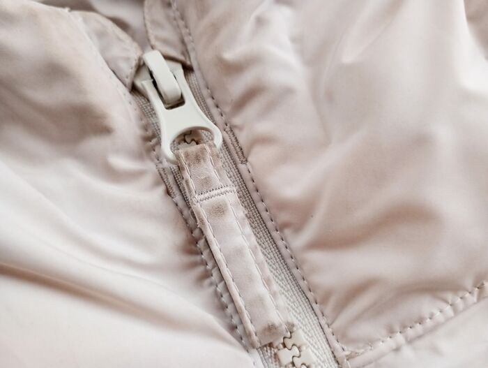 ダウンジャケットの砂汚れは『軍手』落とせる！？噂の方法を検証してみた結果…「これで外遊びも安心♪」