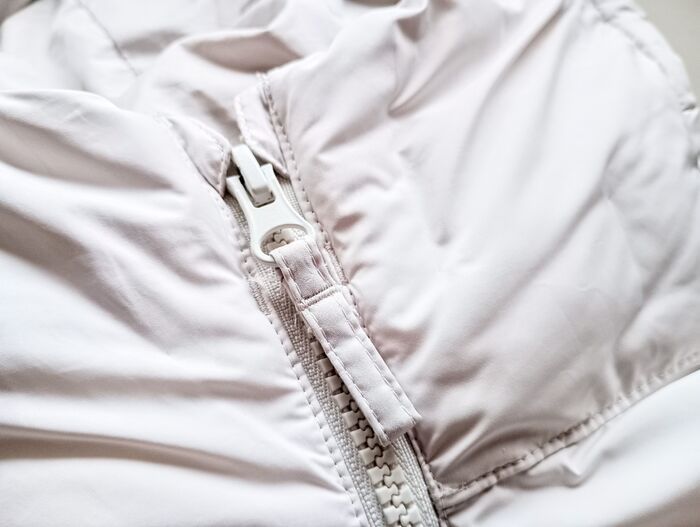 ダウンジャケットの砂汚れは『軍手』落とせる！？噂の方法を検証してみた結果…「これで外遊びも安心♪」