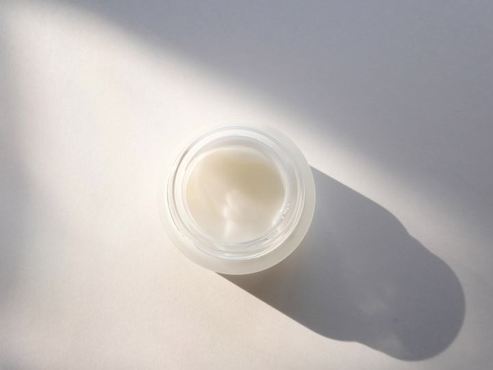 バラの香りのみずみずしいクリームが肌をやさしく包み込む