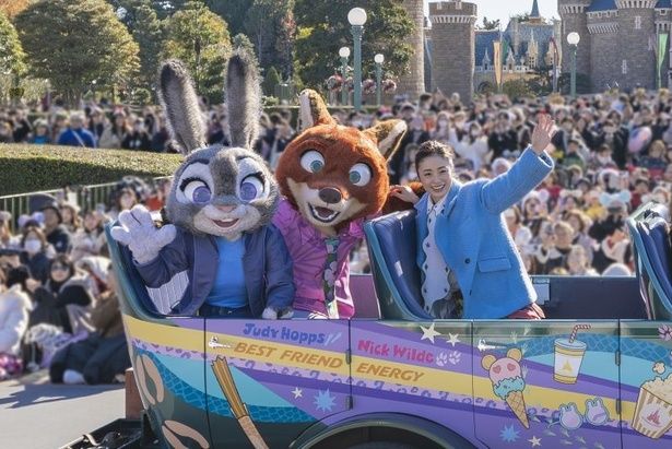 【写真】上戸さんとジュディとニックはオープンカーに乗って登場！