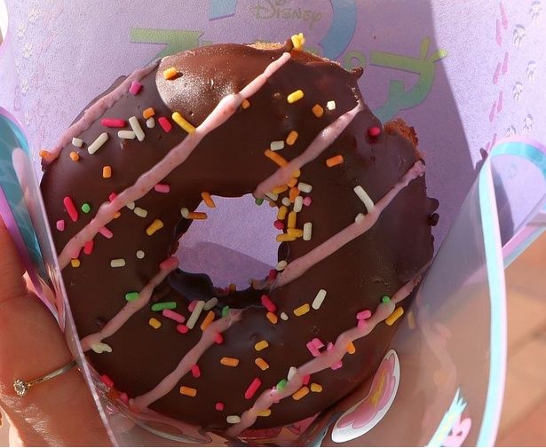 「チョコドーナツ」は素朴な味わいのドーナツにたっぷりのチョコがかかっている