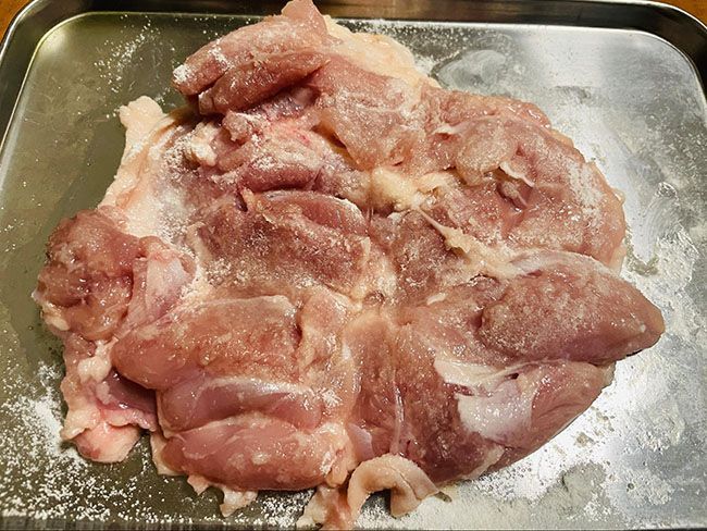 鶏もも肉に下味パウダーを１袋まぶし、常温で15分おきます