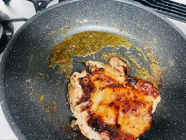 「ハーブ＆岩塩」を１袋入れてよく混ぜ合わせてから鶏肉に絡めて完成