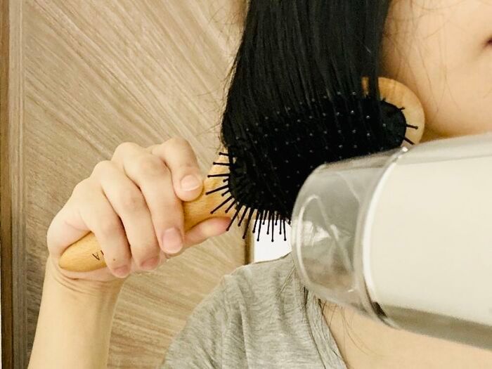 ドライヤーの「先端カバー」外して使うのが正解！？「今までつけっぱなしだったわ…」「時間無駄にしてたかも」