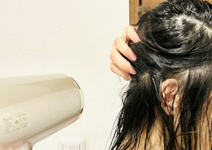 ドライヤーの「先端カバー」外して使うのが正解！？「今までつけっぱなしだったわ…」「時間無駄にしてたかも」