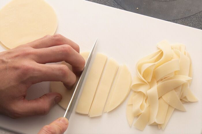 パスタ世界一のシェフが教える「パスタがなくても作れる手打ち風パスタ」。意外な食材が代用品として使えるんです♡