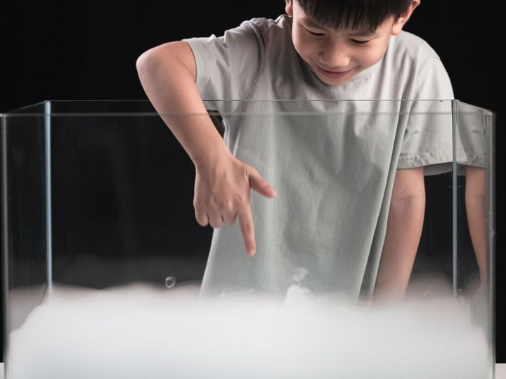 【薬学部教授が解説】ケーキについてくるドライアイスは、少量でも扱い方を誤ると危険です。見た目は楽しくても、二酸化炭素濃度の上昇は目に見えません。リスクと注意点を分かりやすく解説します。（※画像：shutterstock.com）