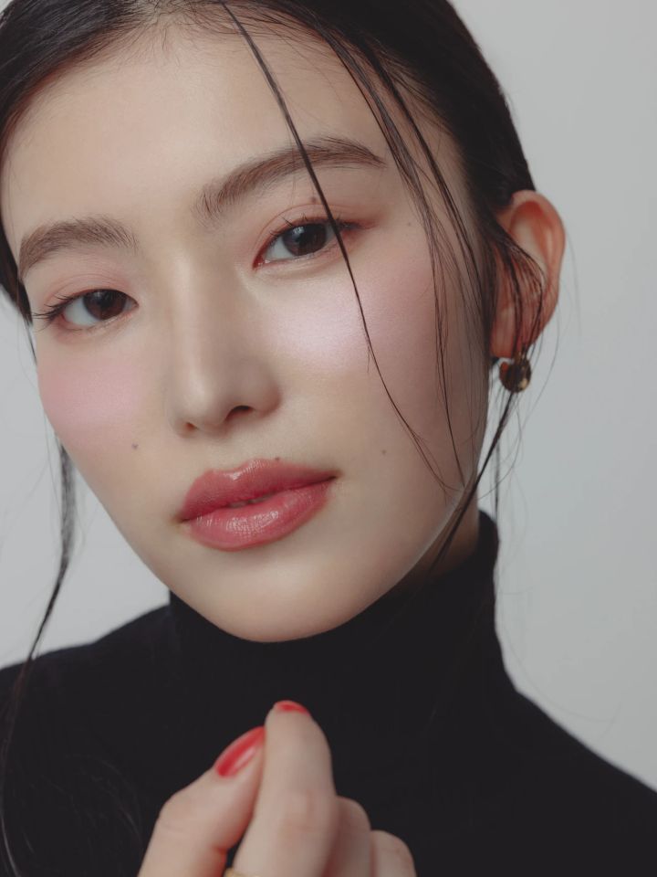 ユニクロ UNIQLO 黒セーター メリノリブタートルネックセーター 青みピンク チーク メイク やり方