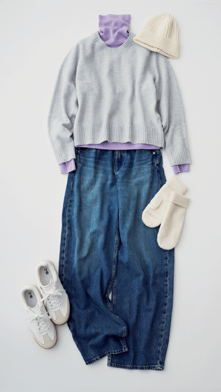 スフレヤーンクルーネックセーター¥3,990、デニムパンツ¥4,990、ニットキャップ¥1,500、ミトン¥1,990 ／すべてユニクロ、スニーカー¥4,990 ／ユニクロ：シー（ユニクロ）