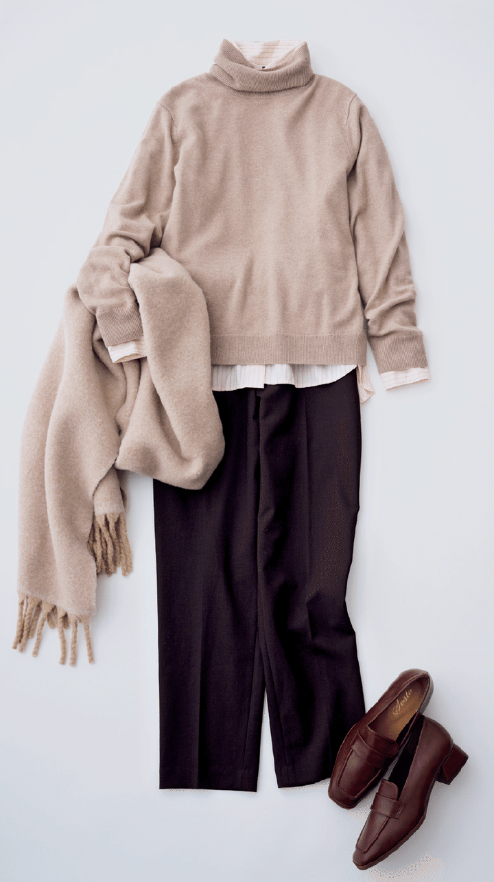 コットンシャツ¥2,990、スマートアンクルパンツ¥3,990、スフレヤーンチャンキーストール¥2,990／すべてユニクロ、ローファー／スタイリスト私物