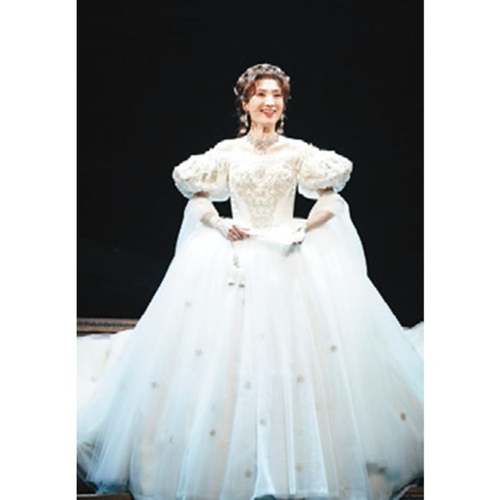 望海さんと明日海さんがタイトルロールを演じるミュージカル『エリザベート』は11月29日（土）まで東急シアターオーブで上演中。北海道、大阪、福岡公演あり。また、11月29日（土）12時、2026年1月30日（金）17時、1月31日（土）12 時の3 公演が配信予定。