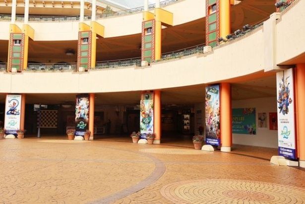 セレブレーション・プラザの柱にも『ズートピア２』のデザインが！