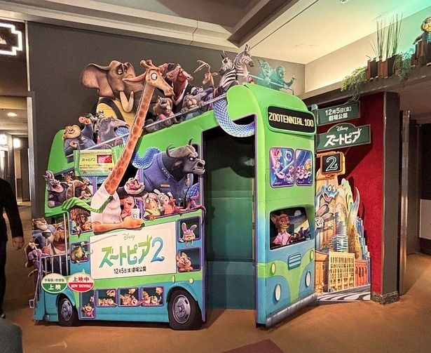 映画館の入り口の装飾