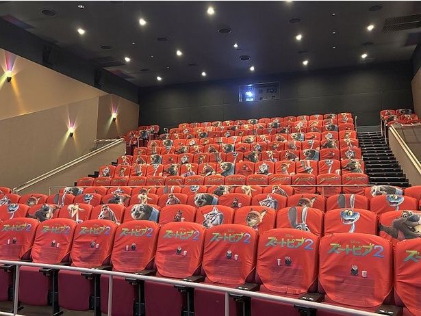 期間限定で登場したズートピアシアター！今回新たに登場するゲイリー、パウバートなど全12種の個性豊かなキャラクターたちで装飾された特別なシートカバーで『ズートピア2』を鑑賞できる