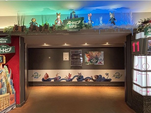 映画館の入り口にもさまざまな装飾が施されている