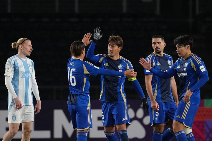 画像: チームメイトとハイタッチをする昌子（写真中央、右から3番目） (C)Getty Images