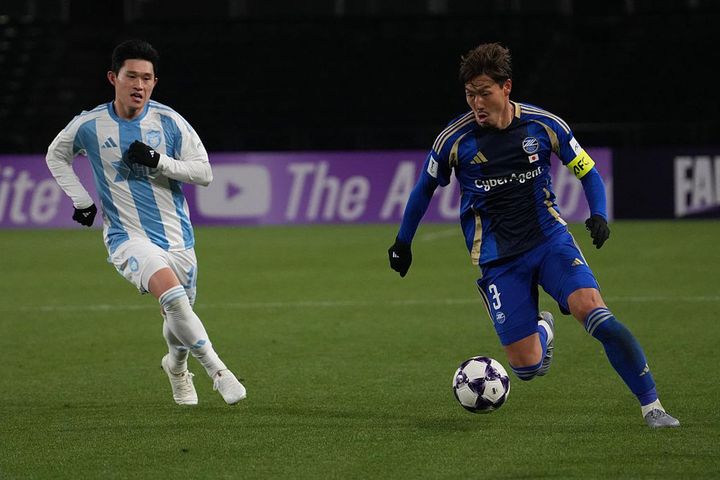 画像: ドリブルでボールを運ぶ昌子（写真右） (C)Getty Images