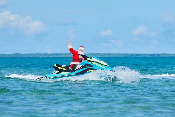 ビーチに颯爽と現れる「デリバリーサンタ」