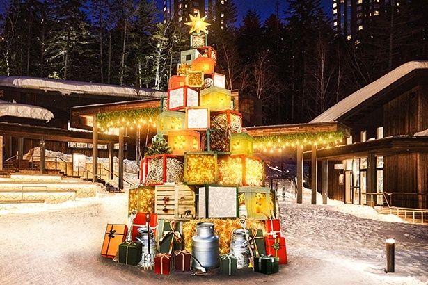 【写真】牧草や牛乳ビンのランプ、農具のオーナメントを飾りつけたファームクリスマスツリー