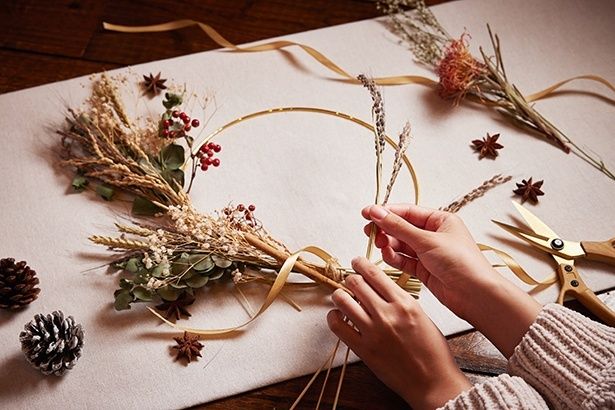 稲穂やドライフラワーを使用したクリスマスリース