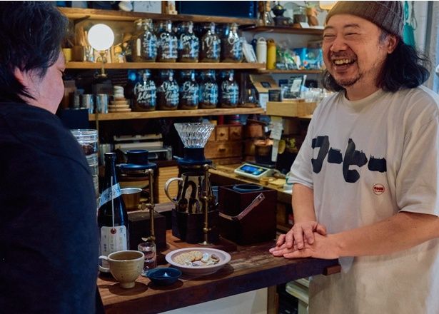中川さんとの会話に花が咲く。立ち飲みのカウンター、ゆっくり過ごせるテーブル席もある