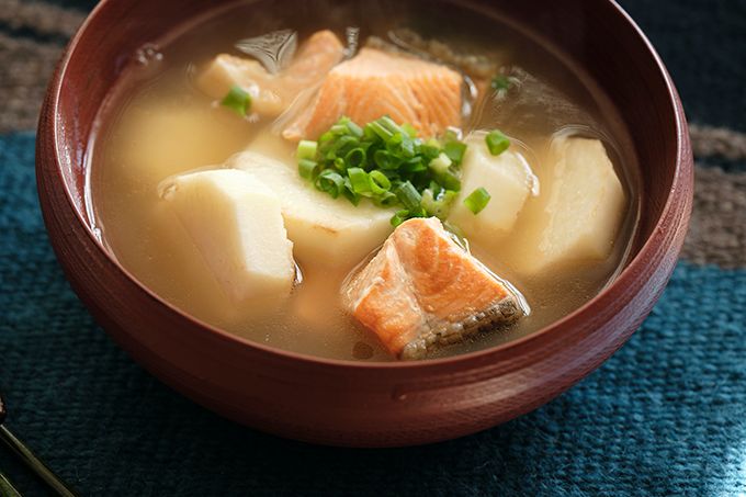 これ一皿で献立完成！基本調味料のみでシンプルに「鮭と里いもの和風スープ」のレシピの画像1