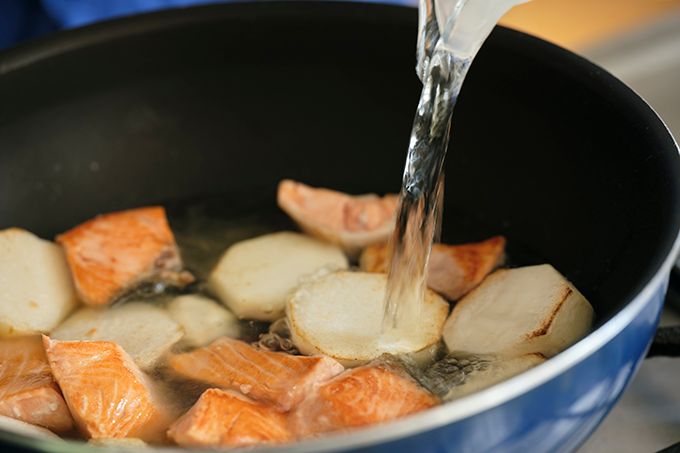 これ一皿で献立完成！基本調味料のみでシンプルに「鮭と里いもの和風スープ」のレシピの画像2