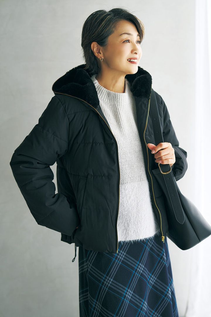 ジャケット￥3,289、ニットプルオーバー￥2,189、スカート￥2,189、バッグ¥2,420／すべてハレイロ（しまむら）