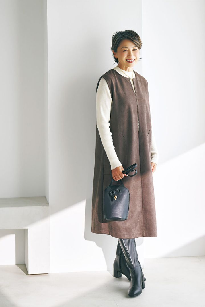 ジャンパースカート￥1,639、ニット プルオーバー￥1,639 、ショルダー バッグ￥1,969／すべてハレイロ（しまむら） 