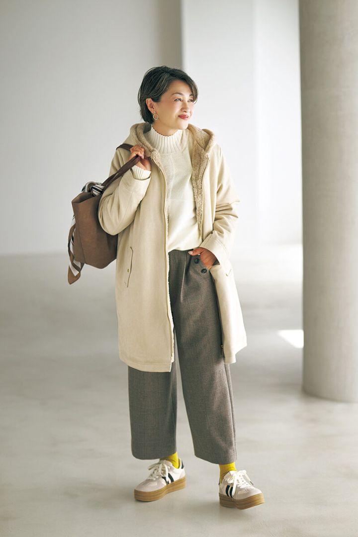 コート￥3,289、ニットプルオーバー￥2,189、ワイドパンツ￥2,420、バッグ￥2,420 ／すべてハレイロ（しまむら）