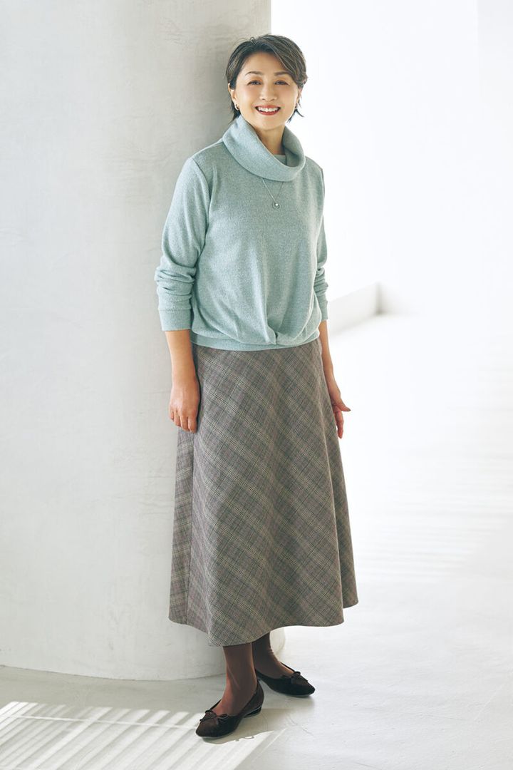 アクセサリー付きプルオーバー￥1,639、スカート￥2,189 ／ともにハレイロ（しまむら）