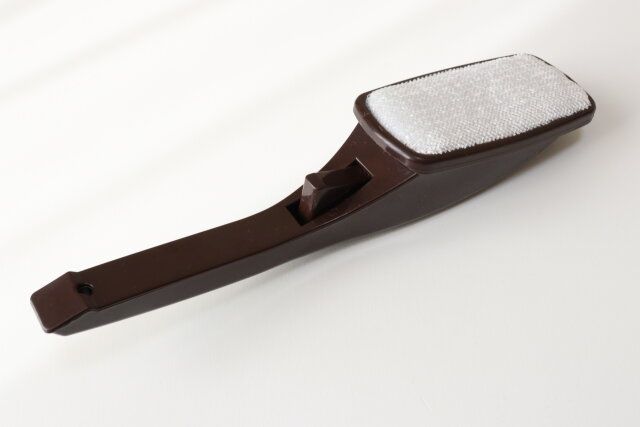 ダイソーの回転式ほこり取り ブラウンのビジュアル