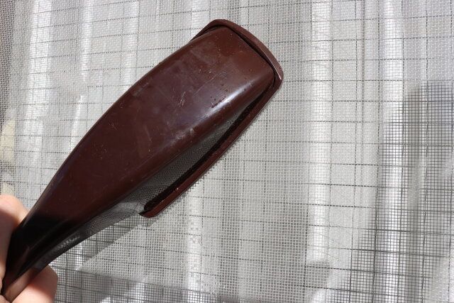 ダイソーの回転式ほこり取り ブラウンを網戸掃除に使える