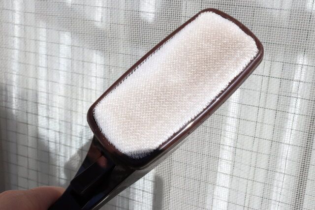 ダイソーの網戸掃除に便利な回転式ほこり取り ブラウン