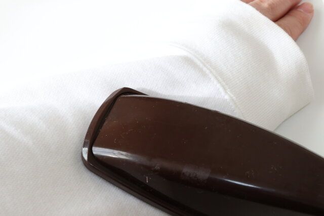 ダイソーの回転式ほこり取り ブラウンを衣類に使う