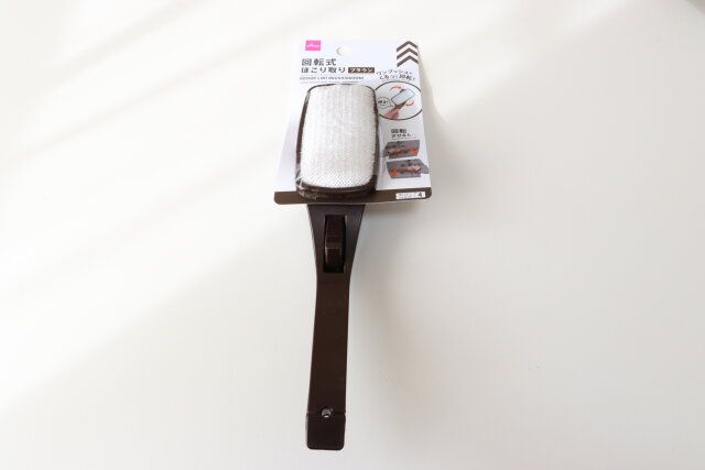 ダイソーの回転式ほこり取り ブラウンのパッケージ