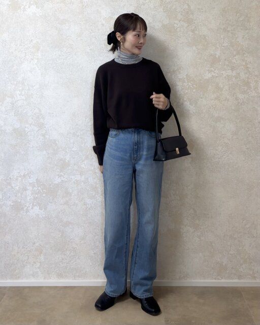 ユニクロスムースコットンクルーネックセーターとブルーデニムコーデ