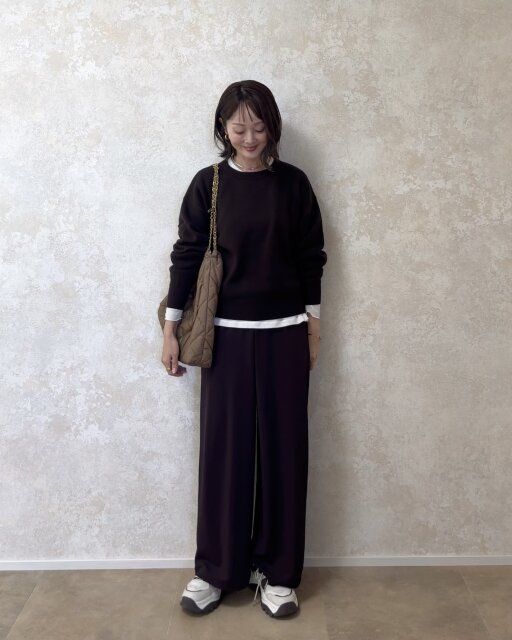 ユニクロスムースコットンクルーネックセーターの上下ブラウンコーデ