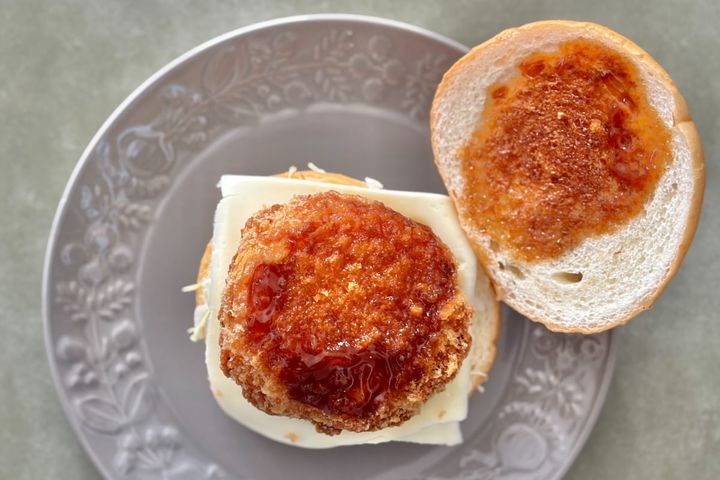 中身とろっとろで「パンふわっふわ」【ローソン】濃厚＆贅沢な冬バーガー