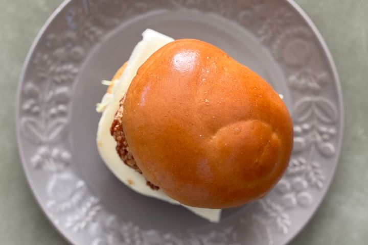 中身とろっとろで「パンふわっふわ」【ローソン】濃厚＆贅沢な冬バーガー