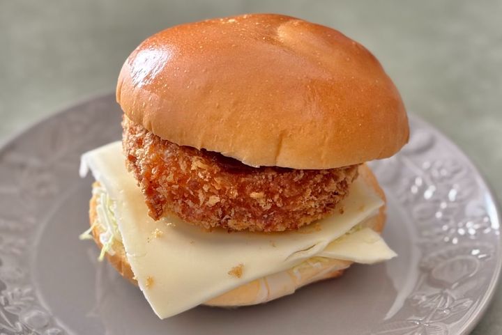 中身とろっとろで「パンふわっふわ」【ローソン】濃厚＆贅沢な冬バーガー