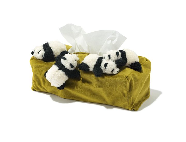 可愛らしい4頭のパンダがお昼寝をしているかのようなボックスティッシュカバー。