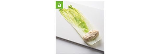 白菜の葉を広げ、手前に豆腐入りのたねをのせて巻く （C）KADOKAWA