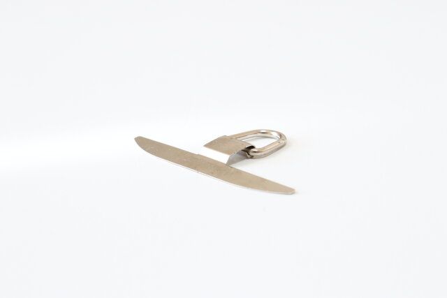 ダイソーステンレス製スマホストラップホルダーシルバー薄い