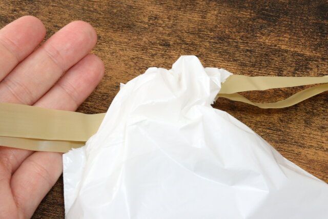 自立型卓上巾着ポリ袋（20枚、バイオマス25％） 口を閉じる