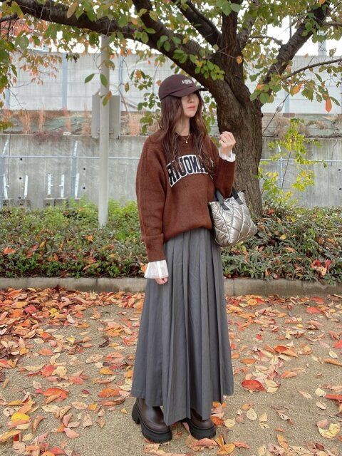 2025冬ニットプリーツスカート大人可愛いロゴカジュアルコーデ