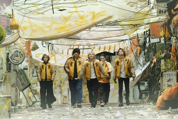 防風鈴の前に立ちはだかる獅子頭連 [c]にいさとる／講談社 [c]2025「WIND BREAKER」製作委員会