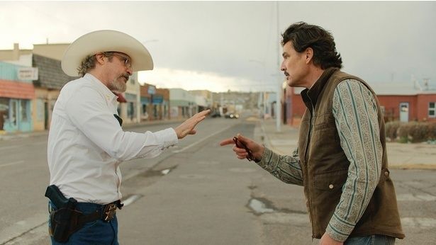 保安官のジョーと野心家の市長テッドがエディントンの選挙戦で対立 [c] 2025 Joe Cross For Mayor Rights LLC. All Rights Reserved.