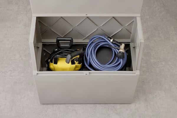 ゴミの一時保管や宅配ボックスにも使える屋外ストッカー。大容量なのに省スペース！